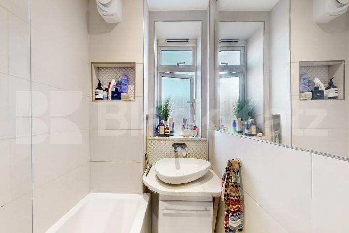 			LET , 2 Bedroom, 1 bath, 1 reception Apartment			 Enid Street, Bermondsey